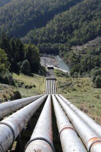 pipes are lined up in the middle of a field